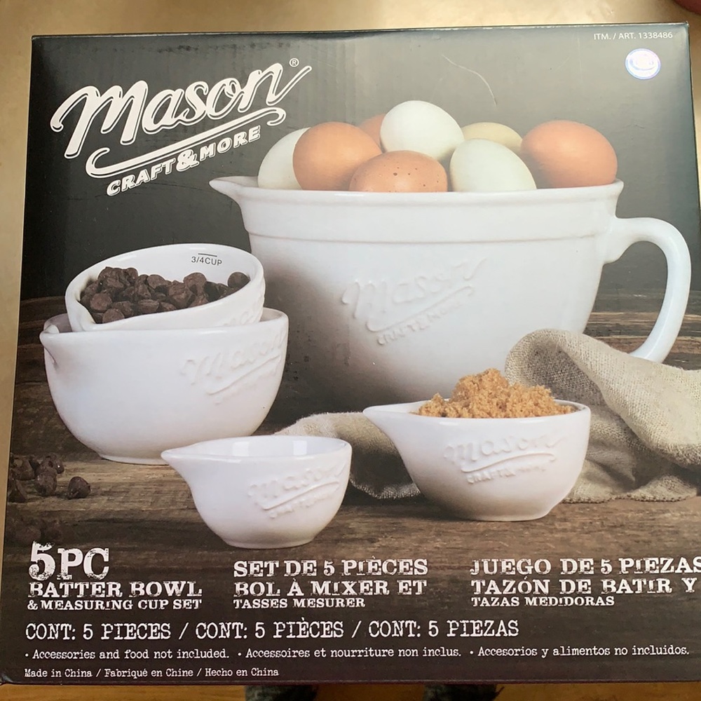 Batter bowl with measuring cups